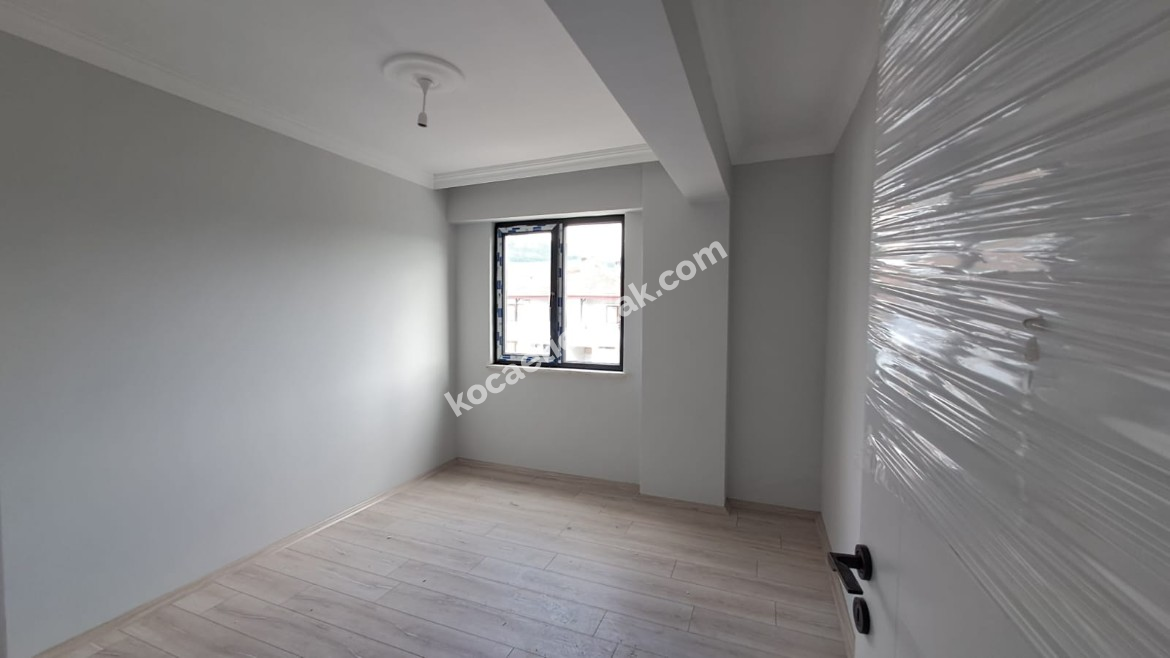 GÖLCÜK YAZLIK ILICA MEVKİ MERKEZİ KONUMDA SATILIK DAİRE