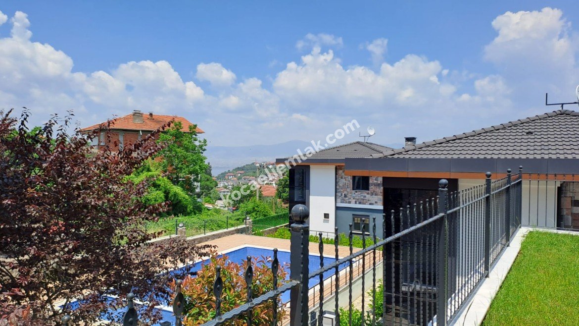 GÖLCÜK SARAYLI SİTE İÇİ SATILIK VİLLA