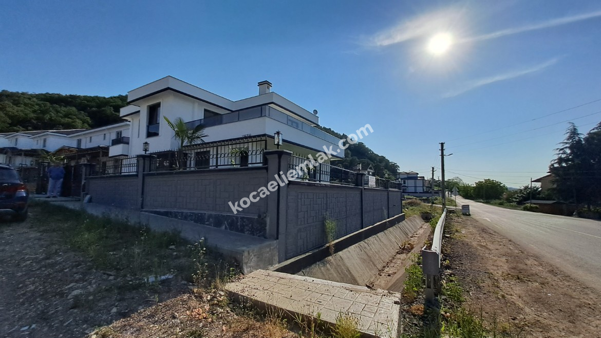 BAŞİSKELE YENİKÖY SATILIK MÜSTAKİL VİLLA
