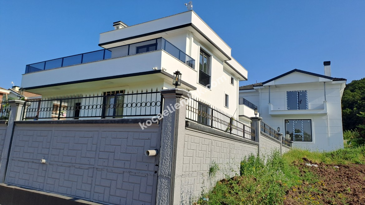 BAŞİSKELE YENİKÖY SATILIK MÜSTAKİL VİLLA