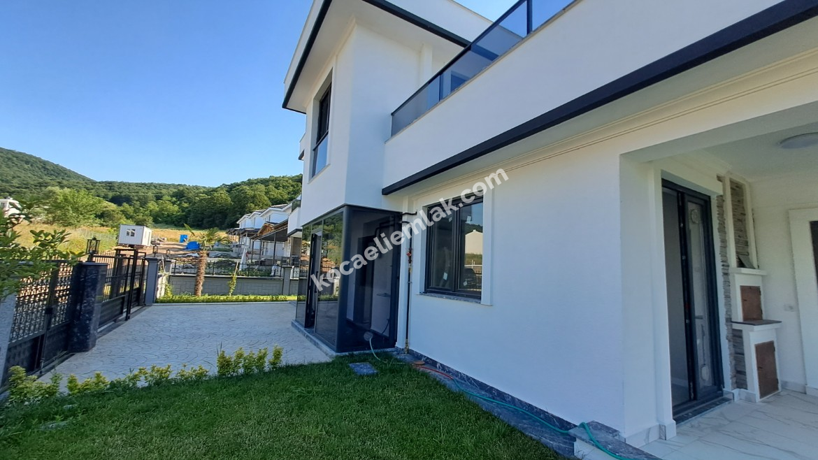 BAŞİSKELE YENİKÖY SATILIK MÜSTAKİL VİLLA
