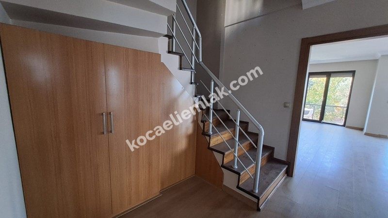 DEĞİRMENDERE TOPÇULAR SATILIK TRİPLEKS VİLLA