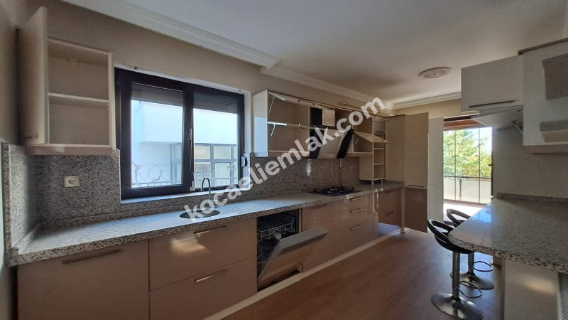 DEĞİRMENDERE TOPÇULAR SATILIK TRİPLEKS VİLLA