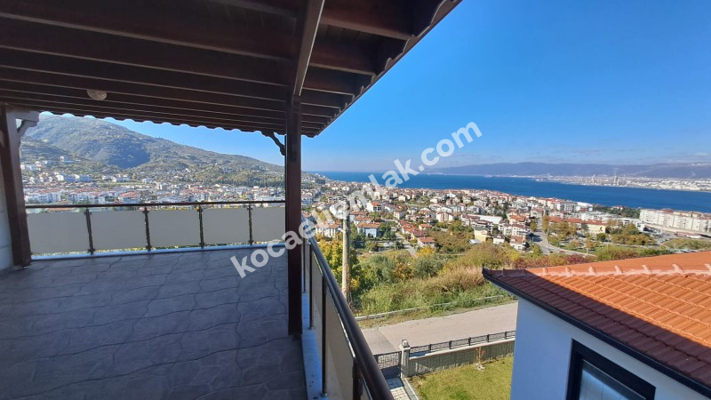 DEĞİRMENDERE TOPÇULAR SATILIK TRİPLEKS VİLLA