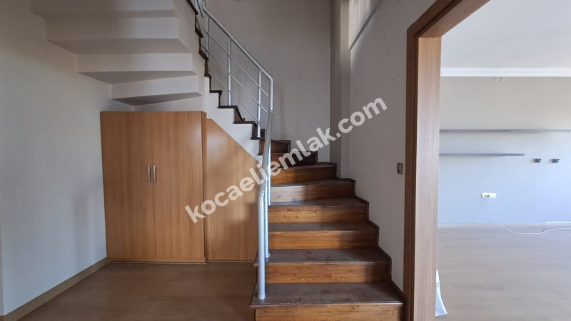 DEĞİRMENDERE TOPÇULAR SATILIK TRİPLEKS VİLLA