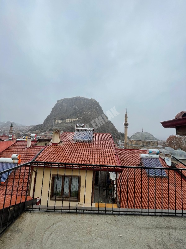 AFYON ÜÇOK EMLAKTAN AKMESCİT MAH SATILIK İÇİ FULL YAPILIK 3+1 MÜSTAKİL EV