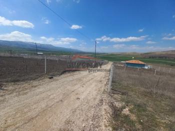 Güvenay - Çorum Cemilbey Yolu Kayı - Kıvırcık Yol Ayrımı Ana Yolda Bahçe