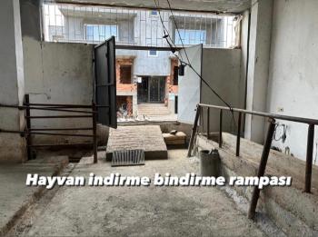 YILMAZ EMLAKTAN KAHTA CUMHURİYET MAH. SATILIK HAYVAN ÇİFTLİĞİ