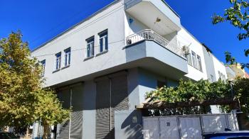 GİRNE MAH. JANDARMA YOLUNA CEPHELİ SATILIK BİNA VE 977 m² ARSASI
