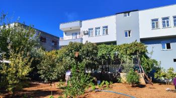 GİRNE MAH. JANDARMA YOLUNA CEPHELİ SATILIK BİNA VE 977 m² ARSASI
