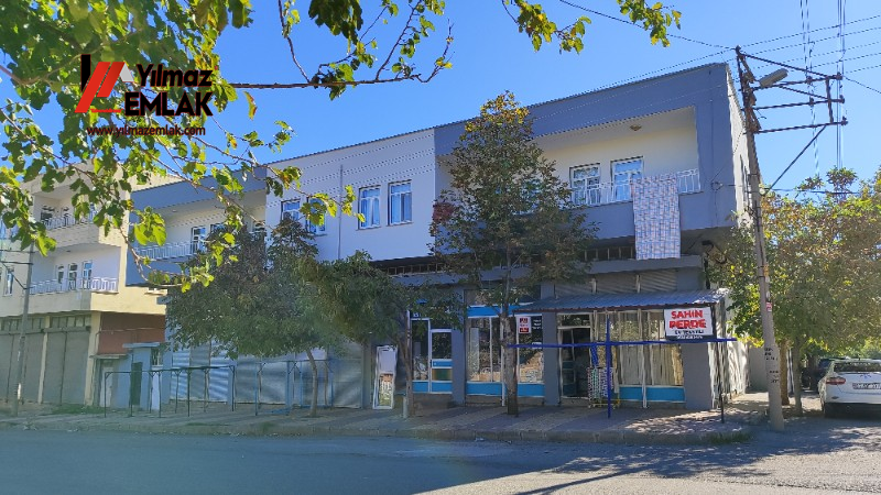 GİRNE MAH. JANDARMA YOLUNA CEPHELİ SATILIK BİNA VE 977 m² ARSASI