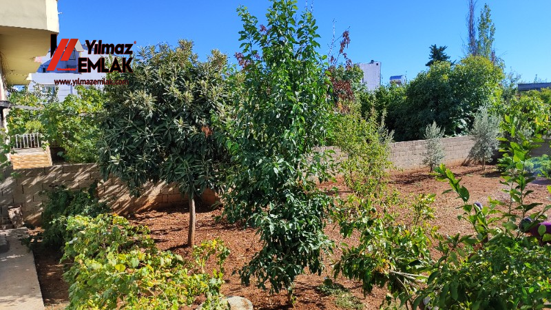 GİRNE MAH. JANDARMA YOLUNA CEPHELİ SATILIK BİNA VE 977 m² ARSASI