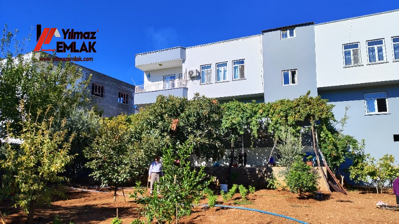 GİRNE MAH. JANDARMA YOLUNA CEPHELİ SATILIK BİNA VE 977 m² ARSASI