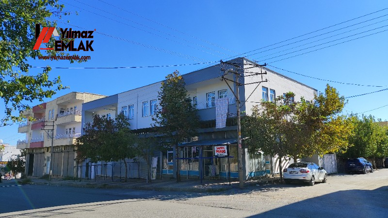 GİRNE MAH. JANDARMA YOLUNA CEPHELİ SATILIK BİNA VE 977 m² ARSASI