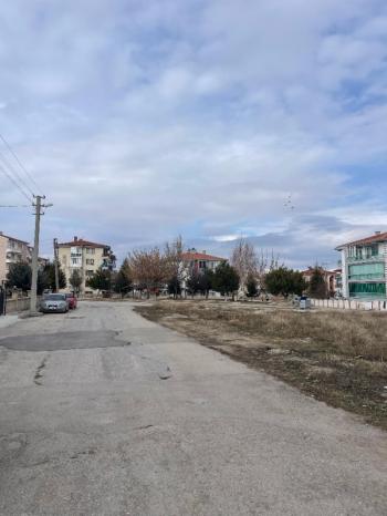 AFYON ÜÇOK EMLAKTAN MAREŞAL MAH KİRALIK ARAKAT SIFIR AYARINDA 2+1 DAİRE 