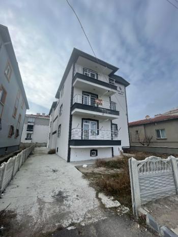 AFYON ÜÇOK EMLAKTAN MAREŞAL MAH KİRALIK ARAKAT SIFIR AYARINDA 2+1 DAİRE 