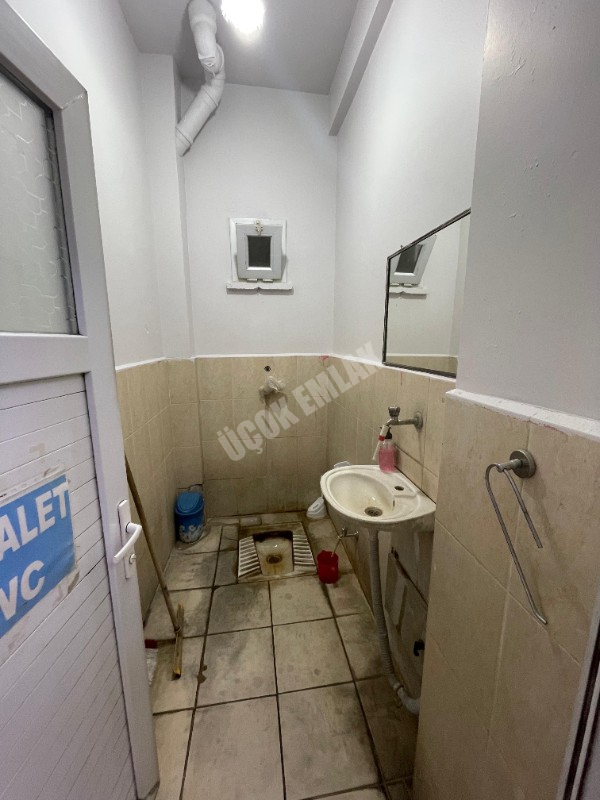 AFYON ÜÇOK EMLAKTAN İSTİKLAL MAH CADDE ÜZERİ SATILIK 50M² DÜKKAN