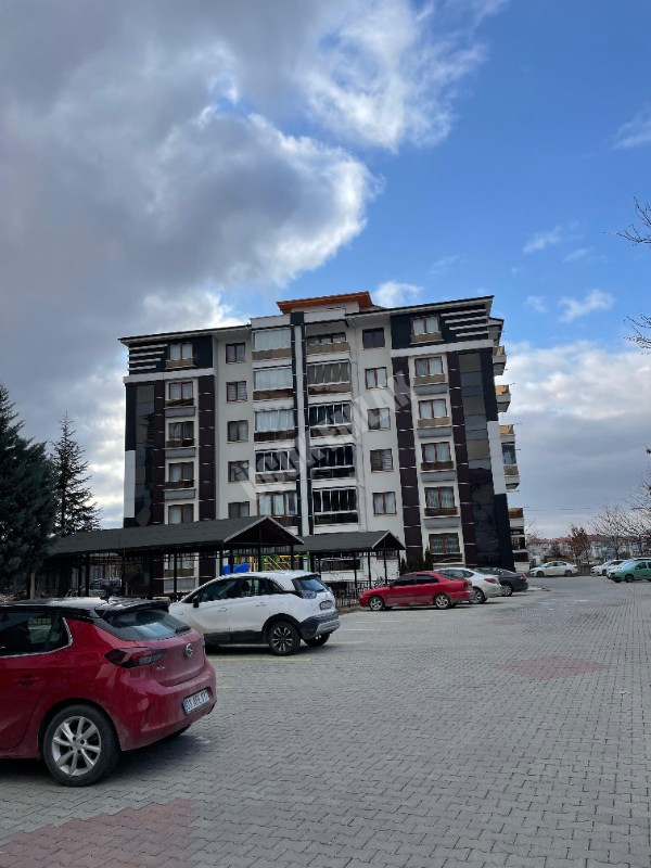 AFYON ÜÇOK EMLAKTAN SAHİPATA MAH SATILIK ARAKAT 3+1 DAİRE