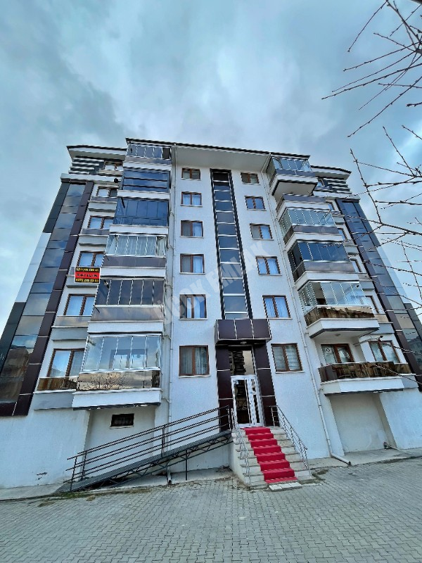 AFYON ÜÇOK EMLAKTAN SAHİPATA MAH SATILIK ARAKAT 3+1 DAİRE