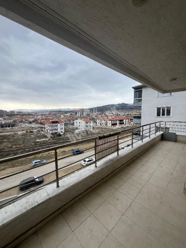 AFYON ÜÇOK EMLAKTAN YENİCE MAH KİRALIK 4+1 GENİŞ DAİRE