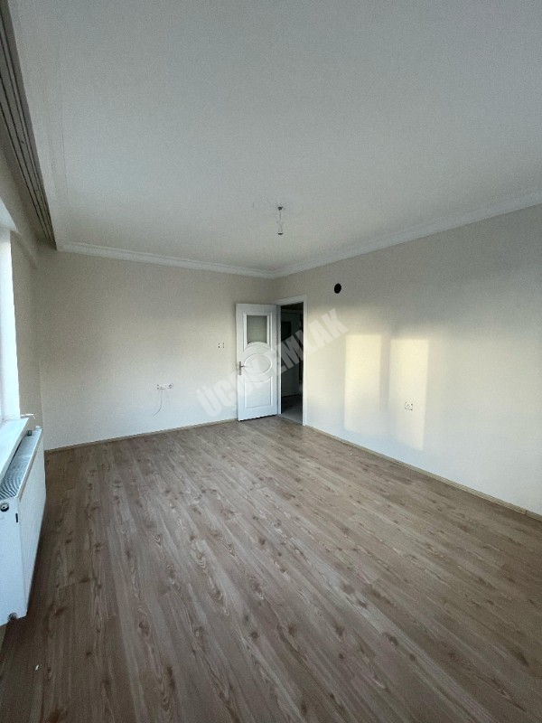 AFYON ÜÇOK EMLAKTAN ALİ İHSANPAŞA MAH KİRALIK 3+1 TEMİZ BAKIMLI DAİRELER