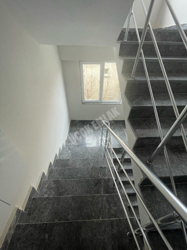 AFYON ÜÇOK EMLAKTAN MAREŞAL MAH KİRALIK ARAKAT SIFIR AYARINDA 2+1 DAİRE 