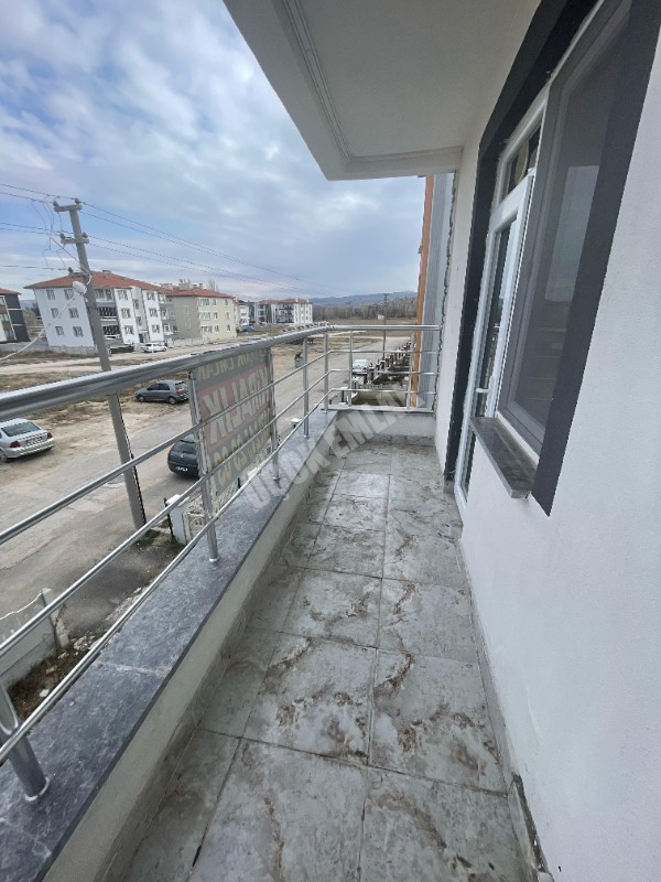 AFYON ÜÇOK EMLAKTAN MAREŞAL MAH KİRALIK ARAKAT SIFIR AYARINDA 2+1 DAİRE 