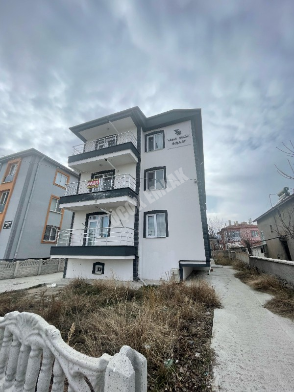 AFYON ÜÇOK EMLAKTAN MAREŞAL MAH KİRALIK ARAKAT SIFIR AYARINDA 2+1 DAİRE 