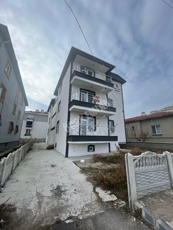 AFYON ÜÇOK EMLAKTAN MAREŞAL MAH KİRALIK ARAKAT SIFIR AYARINDA 2+1 DAİRE 