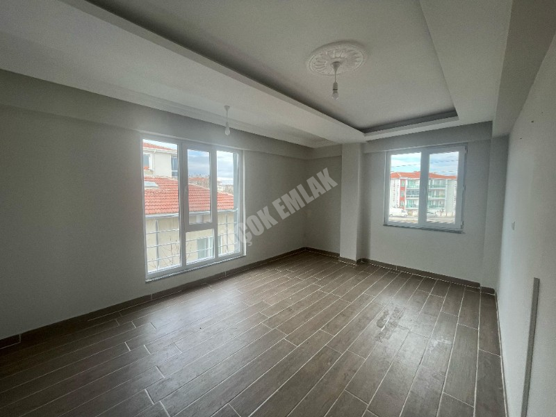 AFYON ÜÇOK EMLAKTAN MAREŞAL MAH KİRALIK ARAKAT SIFIR AYARINDA 2+1 DAİRE 