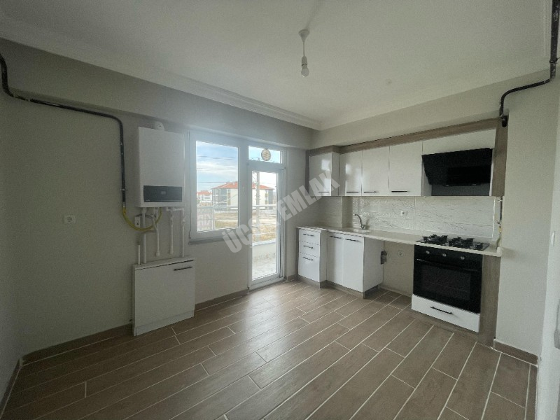 AFYON ÜÇOK EMLAKTAN MAREŞAL MAH KİRALIK ARAKAT SIFIR AYARINDA 2+1 DAİRE 