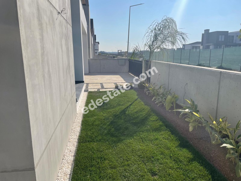Lefkoşa Batıkent Bölgesinde Satılık 3+1 Havuzlu Lüks Villa