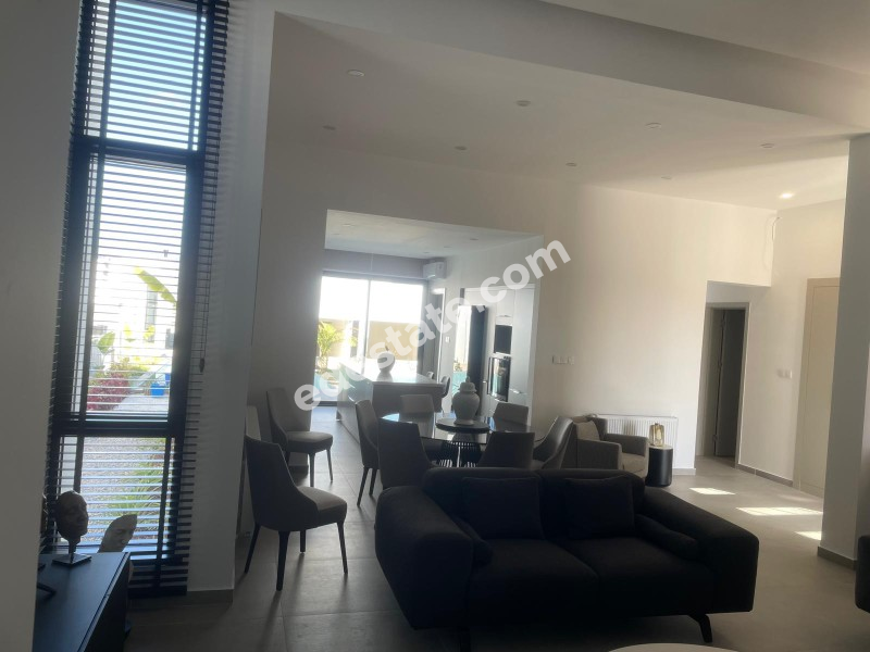 Lefkoşa Batıkent Bölgesinde Satılık 3+1 Havuzlu Lüks Villa