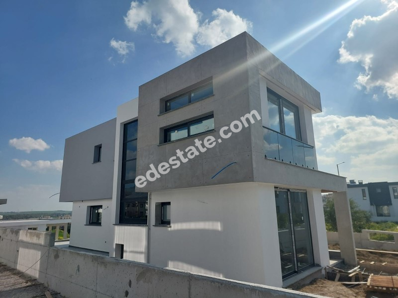 Girne Boğaz Bölgesinde  Satılık 4+1 Villa