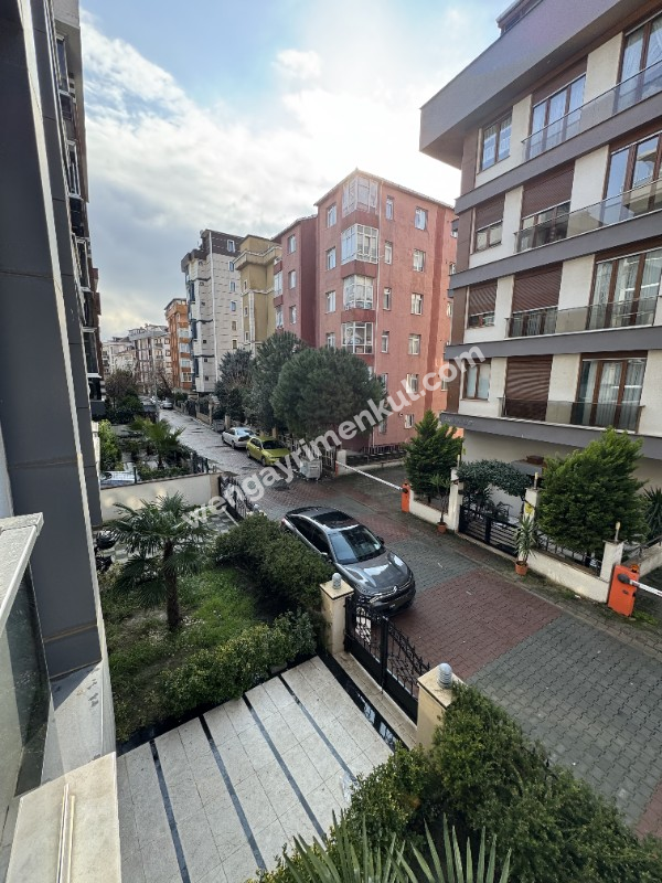 METROYA MARMARAYA YAKIN KAPALI AÇIK OTOPARKLI NEZİH SOKAKTA