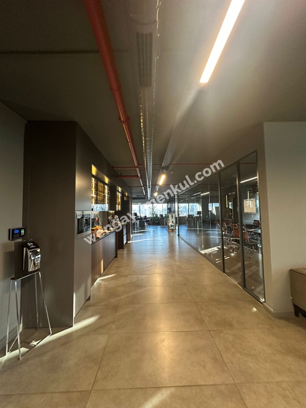 KOZYATAĞI  METRO istasyonuna yürüme mesafesi nde katta tek 600 metre² nitelikli ofis