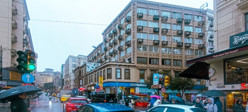 Sirkeci'nin Kalbinde, Kastelli Altın Han'da Karlı Bir Yatırım Fırsatı!