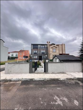 GÜVENAY - ÇORUM BİNEVLER ANA CADDE YANI 6+1 SATILIK TRİPLEKS  VİLLA