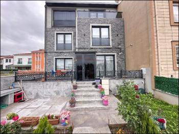 GÜVENAY - ÇORUM BİNEVLER ANA CADDE YANI 6+1 SATILIK TRİPLEKS  VİLLA