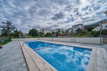 Kıbrıs Girne Alsancak'da Site İçinde Satılık 3+1 Daire