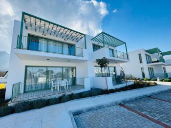 Tek Yetkili Kıbrıs Girne Lapta da Denize Sıfır Site de Ful Eşyalı  2+1 Çok Özel Bahçe Katı