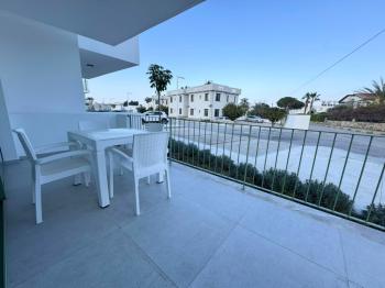 Tek Yetkili Kıbrıs Girne Lapta da Denize Sıfır Site de Ful Eşyalı  2+1 Çok Özel Bahçe Katı
