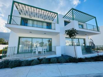 Tek Yetkili Kıbrıs Girne Lapta da Denize Sıfır Site de Ful Eşyalı  2+1 Çok Özel Bahçe Katı