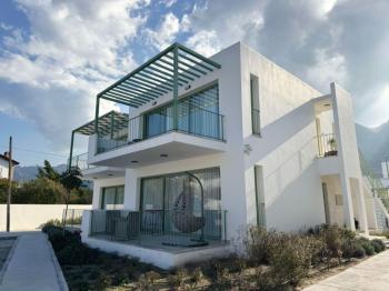 Tek Yetkili Kıbrıs Girne Lapta da Denize Sıfır Site de Ful Eşyalı  2+1 Çok Özel Bahçe Katı