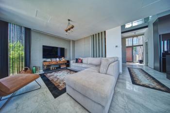KKTC Girne Alsancak'ta Deniz Manzaralı Özel Havuzlu Satılık 4+1 Lüks Eşyalı Villa
