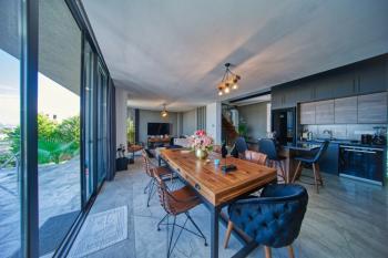 KKTC Girne Alsancak'ta Deniz Manzaralı Özel Havuzlu Satılık 4+1 Lüks Eşyalı Villa
