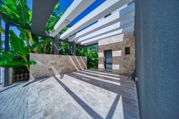 KKTC Girne Alsancak'ta Deniz Manzaralı Özel Havuzlu Satılık 4+1 Lüks Eşyalı Villa