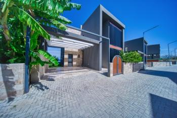 KKTC Girne Alsancak'ta Deniz Manzaralı Özel Havuzlu Satılık 4+1 Lüks Eşyalı Villa