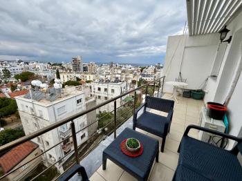 Girne Merkezde Manzaralı 1+1 Satılık Penthouse 