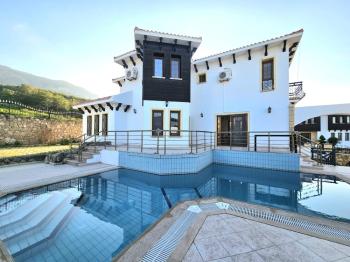 KKTC Girne Bellapais'te ESK'ya Yakın Geniş Bahçeli ve Özel Havuzlu Kiralık 4+1 Villa
